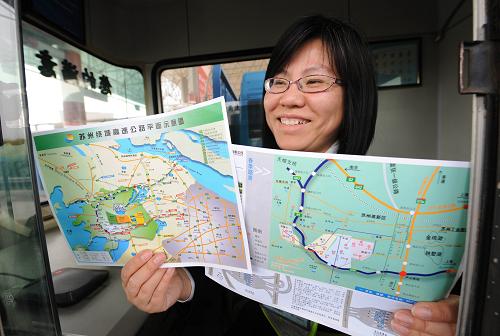 4月1日,蘇州繞城高速公路石湖收費(fèi)站的一名收費(fèi)員展示免費(fèi)發(fā)放給司機(jī)的蘇州繞城公路圖。該圖背面為掃墓踏青交通引導(dǎo)圖,共印制了10萬(wàn)份,目前已開(kāi)始在蘇州各入境收費(fèi)站免費(fèi)發(fā)放。即將到來(lái)的清明小長(zhǎng)假期間,全國(guó)高速公路仍實(shí)施小客車免費(fèi)通行的政策。為迎戰(zhàn)車流高峰,近日蘇州市道路管理部門(mén)從營(yíng)運(yùn)秩序、安全保障、清障救援、信息發(fā)布、標(biāo)識(shí)設(shè)置、應(yīng)急處置等多方面入手,提前準(zhǔn)備,避免擁堵,保障清明假日道路交通安全通暢。新華社記者 孫參 攝