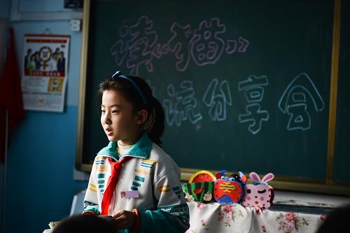 青海西寧市北大街小學(xué)四年級(jí)學(xué)生鞏婧菲在閱讀交流分享會(huì)上分享閱讀心得(4月1日攝)。新華社發(fā)(吳剛攝)