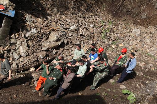 武警雅安支隊官兵正將一名寶興縣山區(qū)的受傷村民救助下山(4月20日攝)。新華社發(fā)(劉海山 攝)