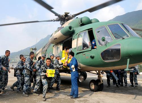 4月22日,成空某通信訓(xùn)練基地抗震救災(zāi)官兵正在搬運物資。當日16時21分,成都軍區(qū)空軍3架直升機先后降落在蘆山縣太平鄉(xiāng)中學(xué)機降點,成空某通信訓(xùn)練基地抗震救災(zāi)官兵緊急運送300余件方便面、火腿腸以及部分被褥、蔬菜、肉類等救災(zāi)物資,并轉(zhuǎn)運災(zāi)區(qū)3名傷員和兩名孕婦。新華社記者黃書波攝