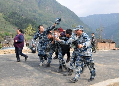 4月22日,成空某通信訓(xùn)練基地抗震救災(zāi)官兵背負傷員向直升機轉(zhuǎn)送。新華社記者黃書波攝
