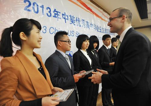 4月22日,與會嘉賓為獲獎的中國高中生代表頒獎。當(dāng)日,由中國教育國際交流協(xié)會、美中關(guān)系全國委員會、環(huán)識游學(xué)等共同舉辦的2013年中美優(yōu)秀高中畢業(yè)生交流項目頒獎式在北京舉行。來自首都師范大學(xué)附屬中學(xué)、南開中學(xué)、武漢外國語學(xué)校等9所學(xué)校的12名優(yōu)秀畢業(yè)生獲獎。獲獎學(xué)生將于4月22日至5月7日赴美國進行一系列的訪問交流活動。據(jù)介紹,中美優(yōu)秀高中畢業(yè)生交流項目自2004年實施以來,中美共有150名優(yōu)秀高中畢業(yè)生參加項目的交流活動。新華社記者魯鵬攝