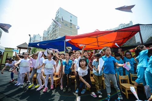 5月21日,孩子們放飛寫(xiě)有夢(mèng)想的紙飛機(jī)。新華社記者 徐昱 攝