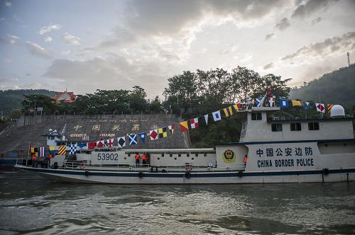 5月17日,中老緬泰湄公河聯(lián)合巡邏執(zhí)法中方船隊離開關累港。新華社記者張可任攝