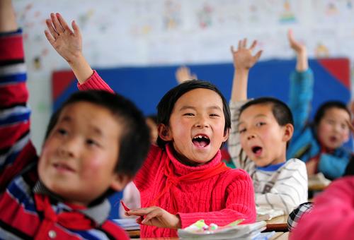 5月27日,在甘肅省宕昌縣何家堡中心小學(xué)的跨越式教學(xué)實(shí)驗(yàn)課上,學(xué)生們舉手回答問題。甘肅省宕昌縣從2011年起實(shí)施基礎(chǔ)教育跨越式教學(xué)實(shí)驗(yàn)項(xiàng)目,目前已覆蓋15個(gè)學(xué)區(qū)、25所學(xué)校的101個(gè)實(shí)驗(yàn)班、102名教師和近4000名學(xué)生。跨越式教學(xué)是指教師根據(jù)學(xué)生身心發(fā)展的水平、需要與可能,超越知識積累的某些固定的程序,跳過某些知識序列,打破某些知識的順序,大跨步式地引導(dǎo)學(xué)生學(xué)習(xí)較重要和較新知識的一種教學(xué)方式。新華社記者 張錳 攝
