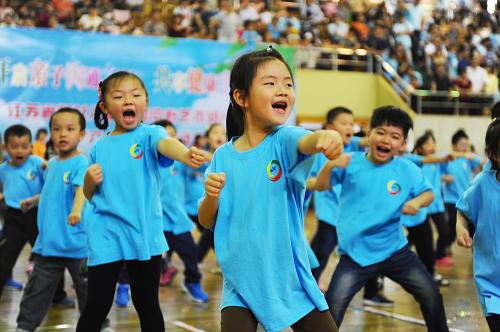 5月28日,幼兒園小朋友在親子運(yùn)動(dòng)會(huì)上表演武術(shù)。新華社記者 沈鵬 攝