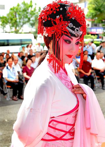 5月28日,武漢市漢劇團(tuán)演員王荔在表演漢劇《王昭君》。新華社記者陶明攝