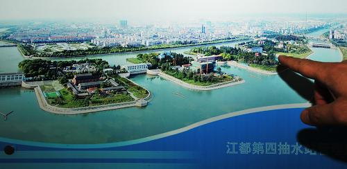 5月28日,江蘇揚(yáng)州供電公司工作人員利用展板,介紹南水北調(diào)東線工程取水點(diǎn)——江都水利樞紐1至4號抽水機(jī)站的分布情況。新華社發(fā)(濮良平 攝)