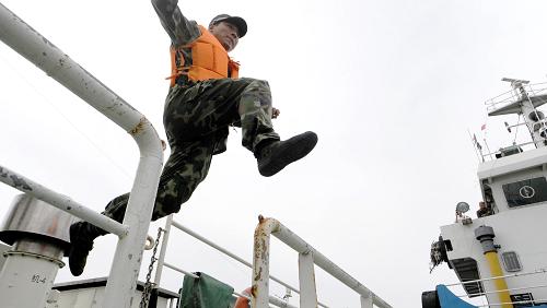 5月29日,船艇大隊士兵在進(jìn)行緊急登船跳幫演練。 新華社發(fā)(姜冰 攝)