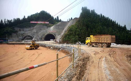 正在建設(shè)中的三江至柳州高速路麻石1號(hào)隧道(5月29日攝)。新華社記者張愛林?jǐn)z