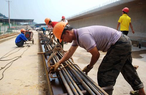 工人在三江至柳州高速路三江路段施工(5月29日攝)。新華社記者張愛林?jǐn)z