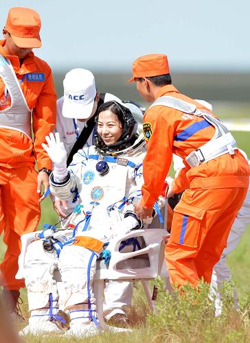 6月26日,女航天員王亞平自主出艙后揮手致意。新華社記者張領攝