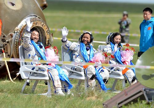 6月26日,這是圓滿完成任務的三位航天員張曉光、聶海勝、王亞平(從左至右)自主出艙后向人們致意。新華社記者 張領攝