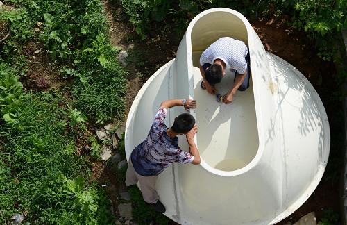 湖北省恩施土家族苗族自治州建始縣業(yè)州鎮(zhèn)牛角水村村民安裝新型玻璃鋼沼氣池(2013年6月25日攝)。2003年起至今,湖北省恩施州共建成戶用沼氣池54.5萬戶,各類沼氣工程443處。據(jù)專家測算,恩施州推廣的戶用沼氣工程每年可節(jié)約標煤43.6萬噸,減少耗電超過1億千瓦時,減少森林砍伐面積200萬畝,減排二氧化碳近100萬噸,為農(nóng)民增收節(jié)支8億元。戶用沼氣工程既保護了綠水青山,又為農(nóng)戶提供了燃氣和肥料來源,真正為民帶來了福氣。新華社發(fā)(楊順丕 攝)