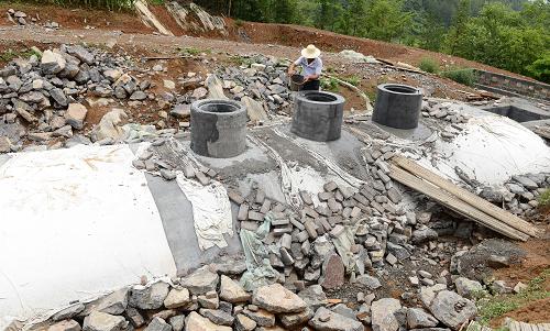 工人在湖北省恩施土家族苗族自治州恩施市三岔鄉(xiāng)建設(shè)大型沼氣池(2013年6月25日攝)。新華社發(fā)(楊順丕 攝)