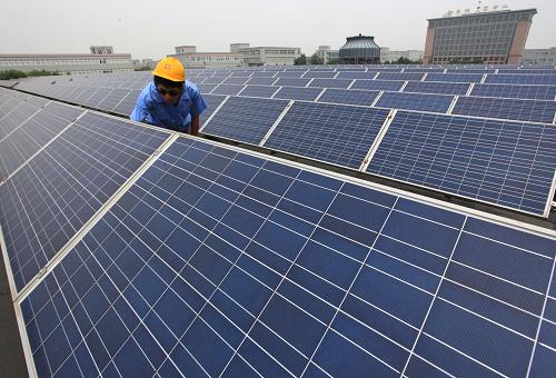 6月26日,大唐山東發(fā)電有限公司技術(shù)人員在即發(fā)屋頂太陽能光伏發(fā)電站檢查系統(tǒng)運行情況。新華社發(fā)(梁孝鵬 攝)