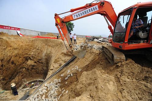 8月15日,旱情嚴重的隨州市廣水楊寨鎮(zhèn)在進行打井抗旱,目前該鎮(zhèn)已經(jīng)打井600多處,其中公共深井40多處,以確保人畜飲水。新華社記者 郝同前 攝