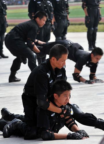 8月16日,公安干警在演習(xí)現(xiàn)場(chǎng)進(jìn)行格斗表演。新華社記者 陸波岸 攝