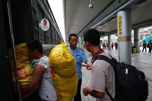 8月17日,在蘭州火車站,赴疆棉農(nóng)登上專列。新華社記者 逯陽 攝