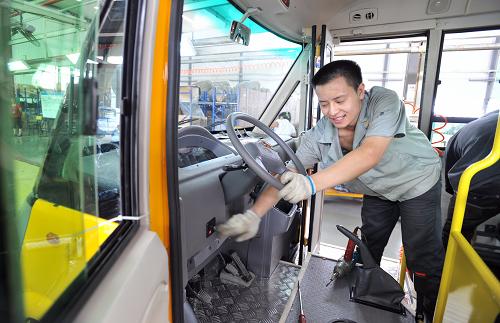 8月21日,一名工作人員正在對(duì)一款校車進(jìn)行內(nèi)部安裝和調(diào)試。隨著新學(xué)年開學(xué)的臨近,位于廣西桂林市永??h蘇橋經(jīng)濟(jì)開發(fā)區(qū)的一家客車生產(chǎn)公司正開足馬力生產(chǎn)各類校車,以滿足各地學(xué)校對(duì)校車的需求。日前,20部門近日聯(lián)合發(fā)出通知,要求各地貫徹落實(shí)《校車安全管理?xiàng)l例》。