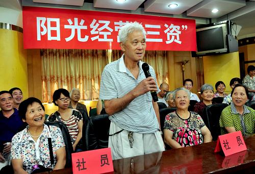 8月22日,福州市臺江區(qū)高橋經(jīng)濟合作社社員吳品官(左前二)在招租會上提問。當日,福州市臺江區(qū)高橋經(jīng)濟合作社舉行了一場別開生面的集體店面招租會。此次面向社會招租的標的是集體商鋪,從招標、投標到開標, 嚴格遵循“公開、公平、公正”原則,全程接受群眾和紀檢部門的監(jiān)督,確保集體利益和群眾利益不受損失。近年來,臺江區(qū)高橋經(jīng)濟合作社全面實行黨務公開和政務公開,充分保障黨員群眾行使知情權、參與權和監(jiān)督權,促進了集體經(jīng)濟的持續(xù)健康發(fā)展。