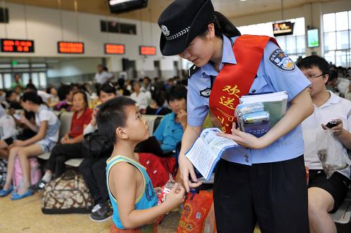 8月22日,杭州鐵路公安處民警在候車廳為即將返鄉(xiāng)的“小候鳥”發(fā)放文具。 開學(xué)臨近,杭州大批外來(lái)務(wù)工人員子弟將集中返回家鄉(xiāng),杭州鐵路公安處在火車站候車廳專門開辟“小候鳥綠色通道”,并由民警提供登車引導(dǎo)服務(wù),為“小候鳥”們順利返鄉(xiāng)“保駕護(hù)航”。