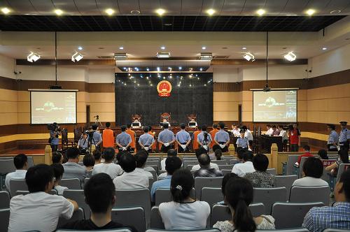 8月22日,全國特大“地溝油”系列案在浙江省寧波市中級人民法院進行公開審理。當(dāng)日,頗為各方關(guān)注的全國特大“地溝油”系列案在浙江省寧波市中級人民法院進行公開審理。此系列案系全國特大、全環(huán)節(jié)生產(chǎn)、銷售“地溝油”犯罪案件,被列入公安部“打四黑除四害”專項行動第一批督辦案件。公訴機關(guān)以被告人柳某等20人涉嫌以生產(chǎn)、銷售偽劣產(chǎn)品罪和生產(chǎn)、銷售有毒、有害食品罪向?qū)幉ㄖ性禾崞鸸V。根據(jù)公訴機關(guān)指控,自2007年12月起,被告人柳某等7人將餐廚廢棄油提煉成仍含有有毒、有害物質(zhì)的非食用油銷售,以正常豆油名義銷售給河南省惠康油脂有限公司、河南慶隆商貿(mào)有限公司等單位和袁某等人,至案發(fā)銷售額達9920余萬元。其中,僅河南省惠康油脂有限公司、河南慶隆商貿(mào)有限公司用該非食用油與正常豆油勾兌后對外銷售,銷售額就達3.5億余元。