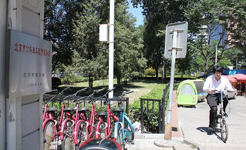 8月22日,一位年輕人騎著自行車從北京市復興門地鐵站附近的公共單車服務站旁經(jīng)過。近日公布的《北京市“十二五”時期交通發(fā)展建設規(guī)劃》將“推進綠色交通體系建設”作為主要任務及重點項目之一。根據(jù)規(guī)劃,相關機構將依托軌道交通站點和公交樞紐,推進公共自行車租賃系統(tǒng)建設,設置1000個左右自行車租賃點,形成5萬輛以上租賃自行車規(guī)模,在主要公交車站、軌道站點及客流集中地區(qū)設置自行車停車設施。