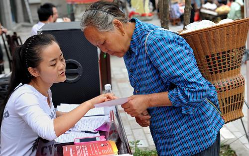 8月22日,湖北宣恩縣本地民營(yíng)企業(yè)招聘會(huì)現(xiàn)場(chǎng),一位老人向招聘人員打聽(tīng)崗位待遇。當(dāng)日,湖北省宣恩縣舉行由18家本地民營(yíng)企業(yè)參與、提供1500余個(gè)崗位的勞務(wù)招聘會(huì),大批老人聞?dòng)嵹s來(lái),擠到招聘臺(tái)前索取資料、咨詢崗位要求、薪酬福利等信息,成為招聘會(huì)上的主角。這些老人大多為留守老人,他們?cè)谡衅脯F(xiàn)場(chǎng)為自己在外務(wù)工的子女“相崗位”,以期為子女在“家門口”找到合適的就業(yè)機(jī)會(huì),可以讓他們不必離家打拼。
