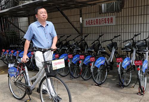 8月23日,江西省外事僑務(wù)辦公室工作人員手推“公務(wù)自行車”外出辦公。近日,15輛統(tǒng)一型號、顏色和編號的“公務(wù)自行車”悄然入駐江西省外事僑務(wù)辦公室的機(jī)關(guān)大院。在今后的公務(wù)活動中,除了極端天氣和處理機(jī)要工作外,這個機(jī)關(guān)公務(wù)員5公里范圍內(nèi)外出辦公原則上將使用公務(wù)自行車。這是目前江西首個主動試用公務(wù)自行車的省直機(jī)關(guān)。