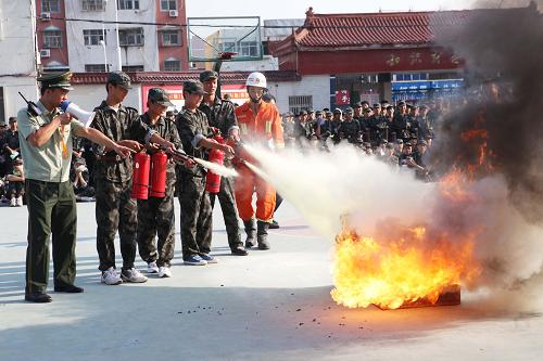 8月24日,在安徽濉溪縣第二中學(xué),學(xué)生們在消防官兵的指導(dǎo)下學(xué)習(xí)利用滅火器滅火。近日,安徽省濉溪縣消防大隊在開學(xué)前夕組織開展“消防安全進校園”活動,消防官兵攜帶各種消防器材走進當(dāng)?shù)囟嗨小⑿W(xué)校園,普及火災(zāi)救生知識及滅火防火知識,強化學(xué)生在災(zāi)害面前的防護意識。