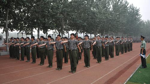 8月28日,鄭州大學(xué)大一新生在操場(chǎng)上軍訓(xùn)。 近日,隨著各地高校新生的入學(xué),磨練意志、學(xué)習(xí)集體生活的軍訓(xùn)陸續(xù)開(kāi)始,這也成為學(xué)子們大學(xué)生活的第一課。 新華社記者李博攝