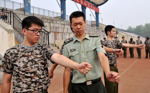 8月28日,一位教官在給軍訓(xùn)的鄭州大學(xué)新生校正動(dòng)作。 近日,隨著各地高校新生的入學(xué),磨練意志、學(xué)習(xí)集體生活的軍訓(xùn)陸續(xù)開(kāi)始,這也成為學(xué)子們大學(xué)生活的第一課。 新華社記者李博攝