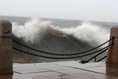 8月28日,在山東省煙臺(tái)市濱海海域,大風(fēng)卷起數(shù)米高的浪花。 當(dāng)日,受今年第15號(hào)臺(tái)風(fēng)“布拉萬”影響,山東省煙臺(tái)市出現(xiàn)狂風(fēng)暴雨天氣,煙臺(tái)市氣象部門發(fā)布臺(tái)風(fēng)黃色預(yù)警信號(hào)。目前,煙臺(tái)至大連航線船舶全面停航,煙臺(tái)市1萬余艘漁船也全部返港靠岸,涉海旅游景點(diǎn)和娛樂設(shè)施全部關(guān)閉。 新華社發(fā)(申吉忠 攝)
