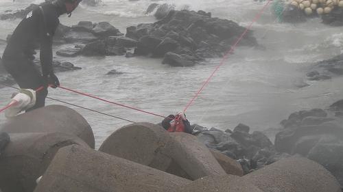 韓國西歸浦警方于8月28日提供的照片顯示,韓國海警在濟州島救助中國遇險船員。 中國駐韓國濟州總領(lǐng)館官員28日告訴新華社記者,當天在韓國濟州島附近海域發(fā)生的中國漁船觸礁事件中,已有18人獲救,另有4人遇難。當?shù)貢r間28日凌晨2時40分左右,受15號臺風“布拉萬”影響,“粵江城漁”91104號和“粵江城漁”91105號兩艘漁船在濟州島西歸浦市和順港東部防護堤以南1.8公里處觸礁,兩艘船上共有33人。 新華社發(fā)