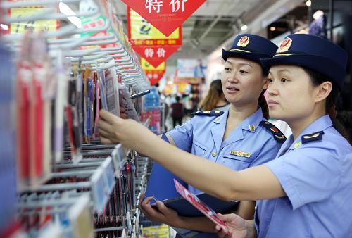 安徽淮北:工商部門開學(xué)前夕檢查學(xué)生用品安全 8月28日,淮北市工商局執(zhí)法人員在轄區(qū)一家商店對文具進(jìn)行檢查。 在中小學(xué)即將開學(xué)之際,安徽省淮北市工商局執(zhí)法人員依據(jù)《學(xué)生用品的安全通用要求》國家標(biāo)準(zhǔn)和相關(guān)規(guī)定,對轄區(qū)經(jīng)營學(xué)生用品的商店和學(xué)生教材書店進(jìn)行專項檢查。重點查處打擊銷售 “三無”、假冒偽劣商品和盜版教輔材料行為,為廣大中小學(xué)生營造安全的消費(fèi)環(huán)境。 新華社發(fā)(李鑫 攝)