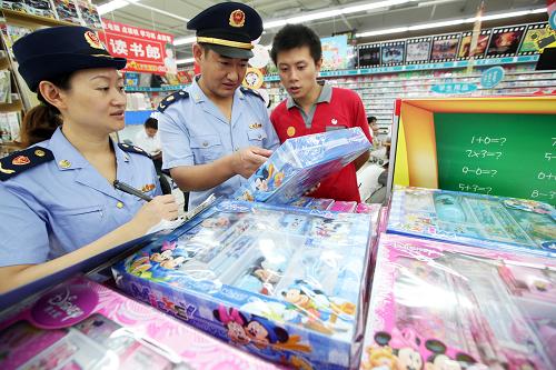 8月28日,淮北市工商局執(zhí)法人員(左一、左二)在轄區(qū)一家商店對文具進(jìn)行檢查。 在中小學(xué)即將開學(xué)之際,安徽省淮北市工商局執(zhí)法人員依據(jù)《學(xué)生用品的安全通用要求》國家標(biāo)準(zhǔn)和相關(guān)規(guī)定,對轄區(qū)經(jīng)營學(xué)生用品的商店和學(xué)生教材書店進(jìn)行專項檢查。重點查處打擊銷售 “三無”、假冒偽劣商品和盜版教輔材料行為,為廣大中小學(xué)生營造安全的消費(fèi)環(huán)境。 新華社發(fā)(李鑫 攝)