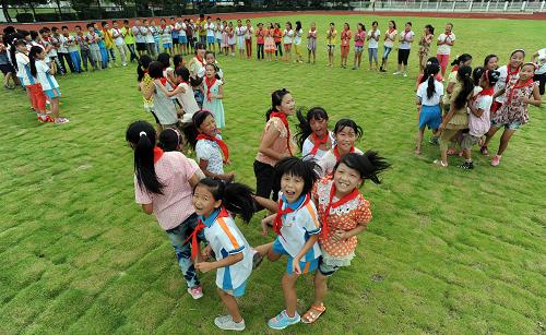 9月1日,浙江省上虞市蓋北鎮(zhèn)中心小學學生在體育課上玩“編花籃”游戲。新華社發(fā)(韓堅 攝)