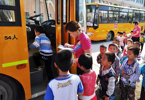 9月3日,山東省鄒平縣西董街道幼兒園學生在排隊乘坐校車。當日是開學第一天,位于魯北的山東省濱州市鄒平縣2萬余名農(nóng)村小學生開始免費乘坐校車。據(jù)了解,自2010年開始,鄒平縣每年劃撥400余萬元專項資金用于農(nóng)村小學生“校車補助”工程,對乘坐校車的農(nóng)村小學生給予相應補助。今秋新學期伊始,鄒平縣全面實行“校車暢通工程”,財政補貼2000余萬元專項資金,在山東省率先實現(xiàn)農(nóng)村小學生免費乘校車。