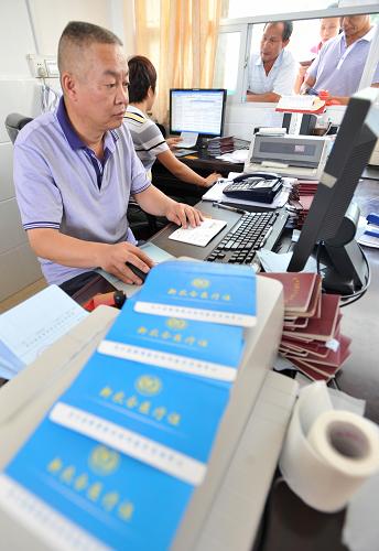 9月4日,在廣西桂林市靈川縣潭下鎮(zhèn)中心衛(wèi)生院,一名工作人員在為持有《新農(nóng)合醫(yī)療證》的村民辦理有關(guān)手續(xù)。醫(yī)改3年來,廣西緊緊圍繞“?;尽?qiáng)基層、建機(jī)制”,穩(wěn)步推進(jìn)各項(xiàng)重點(diǎn)改革,成效顯著。據(jù)自治區(qū)醫(yī)改辦統(tǒng)計(jì),目前所有政府辦基層醫(yī)療衛(wèi)生機(jī)構(gòu)提前實(shí)現(xiàn)基本藥物制度全覆蓋,14372個(gè)行政村衛(wèi)生室全部實(shí)施基本藥物制度。實(shí)行基本藥物招標(biāo)采購后,節(jié)省采購資金7516萬元,終止了基層醫(yī)療衛(wèi)生機(jī)構(gòu)“以藥養(yǎng)醫(yī)”舊機(jī)制。醫(yī)療設(shè)施改善了,服務(wù)水平提高了,看病便宜了,到基層醫(yī)療機(jī)構(gòu)就診的人數(shù)逐漸增多,廣西基層醫(yī)療機(jī)構(gòu)開始進(jìn)入良性循環(huán)。新華社記者 陸波岸 攝