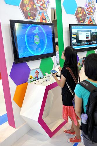 9月6日,參觀者在一企業(yè)展位體驗(yàn)“手機(jī)和電腦同屏演示”功能。新華社記者 孫參 攝