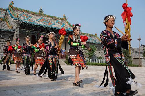 9月6日,演員在臺(tái)兒莊古城表演蘆笙舞。當(dāng)天,第二屆中國(guó)非物質(zhì)文化遺產(chǎn)博覽會(huì)在山東棗莊市臺(tái)兒莊古城開(kāi)幕。本屆非遺博覽會(huì)由國(guó)家文化部和山東省人民政府聯(lián)合主辦,9月6日至10日期間,博覽會(huì)的非物質(zhì)文化遺產(chǎn)民俗項(xiàng)目展演在臺(tái)兒莊古城舉行,觀眾可以近距離觀賞演出。新華社記者 王建華 攝