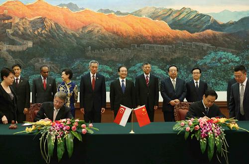 9月6日,中國(guó)國(guó)務(wù)院總理溫家寶在北京人民大會(huì)堂與新加坡總理李顯龍舉行會(huì)談。這是會(huì)談后,溫家寶和李顯龍共同出席相關(guān)文件簽字儀式。 新華社記者劉衛(wèi)兵攝