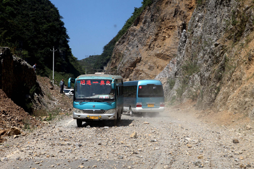 9月7日,云南省彝良縣境內(nèi)公路上多處山石滾落,一輛客車車體被滾石砸壞。當(dāng)日,據(jù)云南昭通市民政局報告,截至15時50分,今日發(fā)生在昭通彝良縣的地震造成43人遇難。地震造成彝良縣、昭陽區(qū)和大關(guān)縣等3個縣區(qū)受災(zāi)。據(jù)初步統(tǒng)計,有70萬余人受災(zāi),43人遇難,其中彝良縣遇難42人、昭陽區(qū)遇難1人,還有150人受傷,房屋倒損2萬余戶。目前,當(dāng)?shù)匾丫o急轉(zhuǎn)移安置10余萬人。災(zāi)情還在進(jìn)一步統(tǒng)計中。新華社發(fā)(張廣玉 攝)