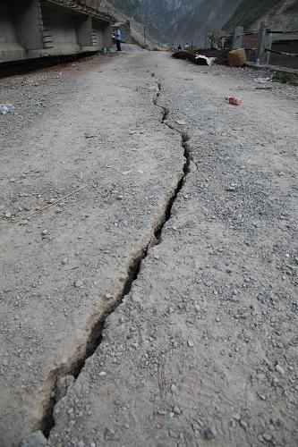 9月7日,震中彝良縣洛澤河鎮(zhèn)一段道路受地震影響出現(xiàn)大裂縫。新華社發(fā)(張廣玉 攝)