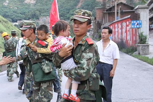 9月7日,武警昭通支隊(duì)官兵徒步轉(zhuǎn)移群眾。新華社發(fā)(卓明全 攝)