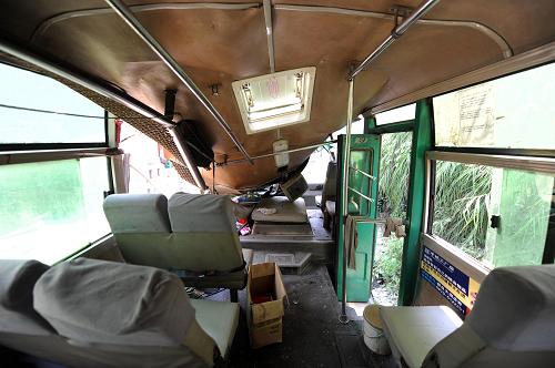9月8日拍攝的洛澤河村路旁受損嚴(yán)重的車輛。新華社記者 秦晴 攝