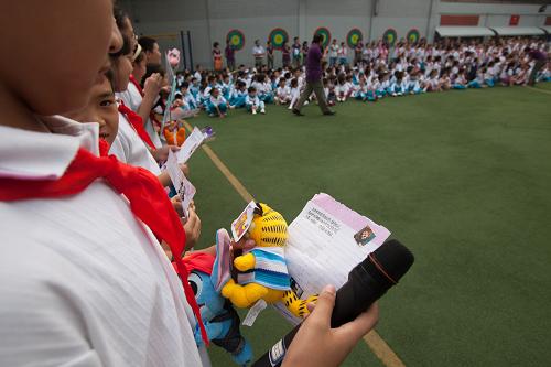 9月10日,北京市匯文第一小學(xué)一名學(xué)生在朗讀自己寫給老師的評語,讓同學(xué)們猜測是哪位老師。當(dāng)日是我國第28個教師節(jié),學(xué)生們以不同的形式表達對老師的愛。新華社記者 金立旺 攝
