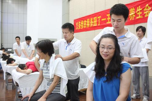 9月10日,推拿師為宜興市實驗中學(xué)的老師義務(wù)服務(wù)。當(dāng)日是我國第28個教師節(jié),江蘇省宜興市一推拿養(yǎng)生會所組織10名盲人、弱視推拿師來到宜興市實驗中學(xué),為該校80多位教職員工義務(wù)服務(wù),以表達對老師的深深敬意。新華社發(fā)(丁煥新 攝)