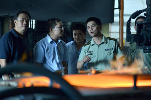 9月10日,廣東省開平市消防大隊警官在該市水口鎮(zhèn)華藝衛(wèi)浴公司的熔鑄車間對高爐安全生產(chǎn)進行督查。新華社記者 劉大偉 攝